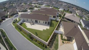 Un quartier résidentiel avec des maisons, une allée et une pelouse.
