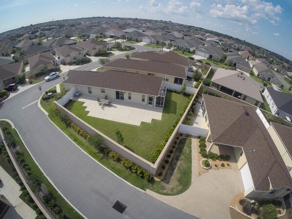 Zona residencial con casas, una entrada para coches y césped.