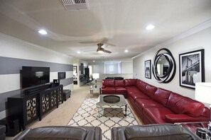 Family House, 6 Bedrooms | Living area