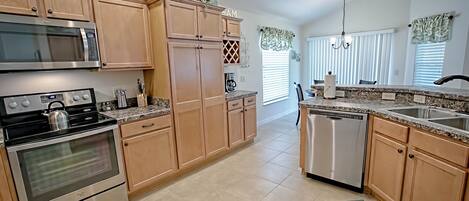 House, 3 Bedrooms | Private kitchen | Fridge, microwave, oven, stovetop