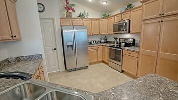 House, 3 Bedrooms | Private kitchen | Fridge, microwave, oven, stovetop