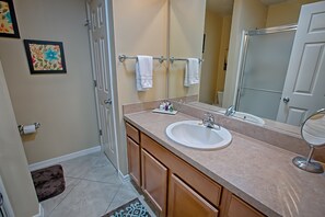 House, 3 Bedrooms | Bathroom | Separate tub and shower, designer toiletries, towels