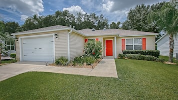 House, 3 Bedrooms | Front of property