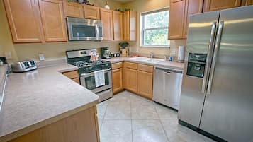 House, 3 Bedrooms | Private kitchen | Fridge, microwave, oven, stovetop