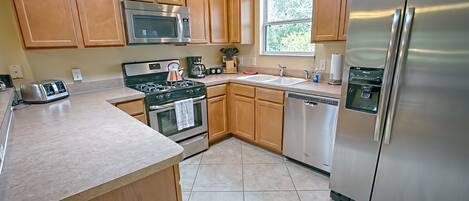 House, 3 Bedrooms | Private kitchen | Fridge, microwave, oven, stovetop