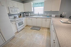 Casa, 2 habitaciones | Cocina privada | Refrigerador, microondas, horno y parrilla de estufa