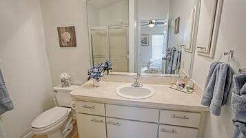 House, 2 Bedrooms | Bathroom | Separate tub and shower, designer toiletries, towels