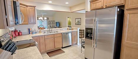 House, 3 Bedrooms | Private kitchen | Fridge, microwave, oven, stovetop