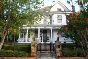Front of property - The Gables Inn Bed & Breakfast (Hot Springs)