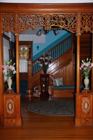 Interior entrance - The Gables Inn Bed & Breakfast (Hot Springs)