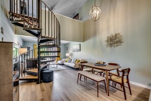 Condo, varias camas (Anchorage II C06) | Área de sala de estar