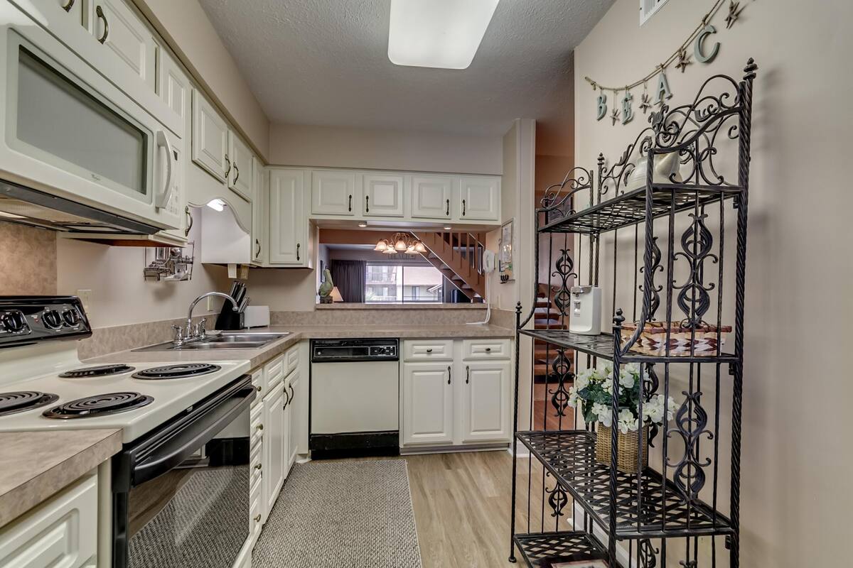 Condo, varias camas (Anchorage II C03) | Cocina privada | Refrigerador, microondas y cafetera y tetera