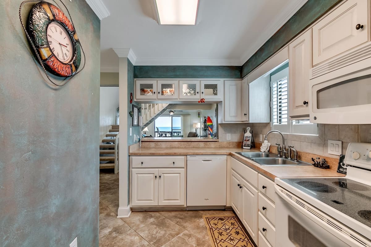Condo, varias camas (Anchorage II C18) | Cocina privada | Refrigerador, microondas y cafetera y tetera