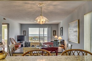 In-room dining - Anchorage Abode I A09 2 Bedroom Condo by Anchorage (Myrtle Beach)