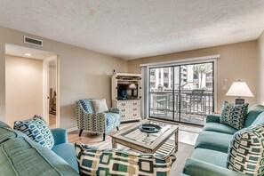 Condo, 1 King Bed (Anchorage I A05) | Living area