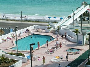 Appartement, 2 eenpersoonsbedden, uitzicht op zee (Surfside 606) | Buitenzwembad | Een buitenzwembad