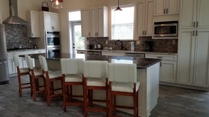 Maison, Plusieurs lits, vue partielle sur l'océan (Destiny High Tide) | Cuisine privée | Réfrigérateur, four à micro-ondes, cafetière-théière