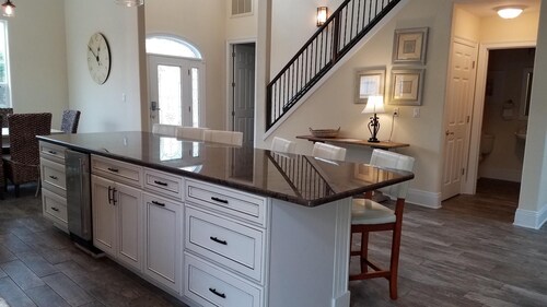 High Tide 7 Bedroom Apartment by BnD