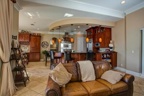 ハウス ベッド (複数台) パーシャル オーシャン ビュー (Destiny Anchor Down) | リビング エリア | 薄型テレビ、DVD プレーヤー