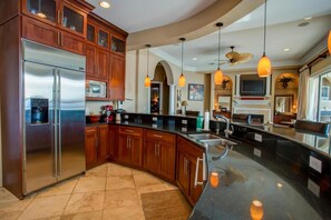 ハウス ベッド (複数台) パーシャル オーシャン ビュー (Destiny Anchor Down) | 専用キッチン | 大型冷蔵庫、電子レンジ、コンロ、食器洗い機