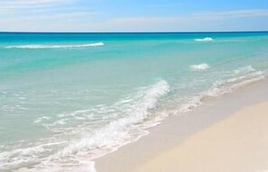 On the beach - Crescent Condominiums 3 Bedroom Apartment by BnD (Miramar Beach)