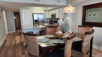 Appartamento, 3 letti singoli, vista spiaggia (Sea Dunes 302) | Ristoranti