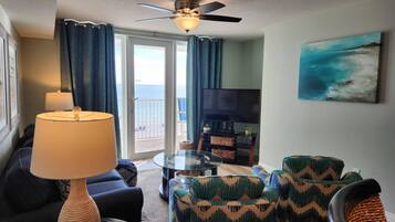 Appartement, 3 eenpersoonsbedden, uitzicht op het strand (Sea Dunes 302) | Woonruimte | Flatscreentelevisie en een dvd-speler