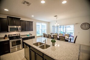 Family House, 6 Bedrooms | Private kitchen