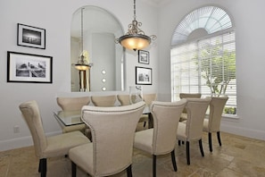 Family House, 6 Bedrooms | In-room dining