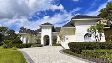Casa familiar, 6 habitaciones | Vista frontal de la propiedad