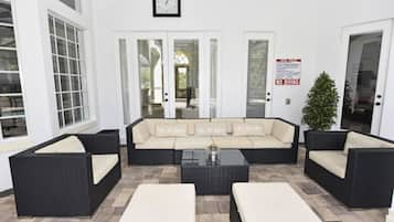 Casa familiar, 6 habitaciones | Área de sala de estar | Reproductor de DVD