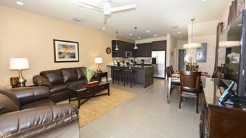 Nhà dành cho gia đình, 3 phòng ngủ | Khu phòng khách | TV màn hình phẳng, đầu đĩa DVD