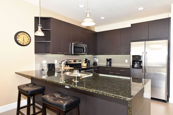 Family House, 3 Bedrooms | Private kitchen | Fridge, microwave, oven, stovetop