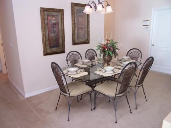 Family House, 5 Bedrooms | In-room dining