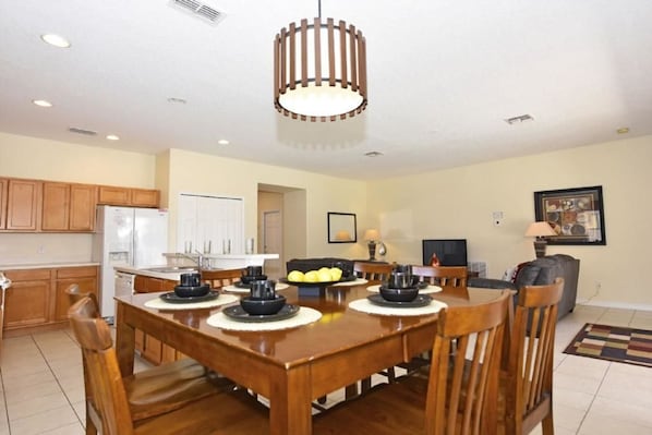 Familienhaus, 5 Schlafzimmer | Essbereich im Zimmer