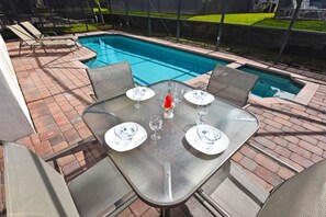 Perhetalo, 3 makuuhuonetta | Ulkouima-allas