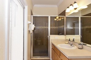 Casa familiar, 4 habitaciones | Baño | Tina con regadera y toallas 