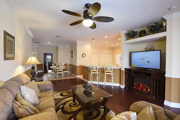 Casa familiar, 4 habitaciones | Área de sala de estar | Reproductor de DVD 