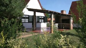 Una casa tradicional con techo de tejas y porche cubierto.