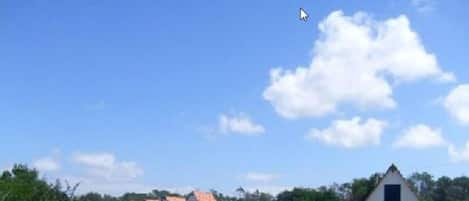 Una piscina al aire libre, tumbonas