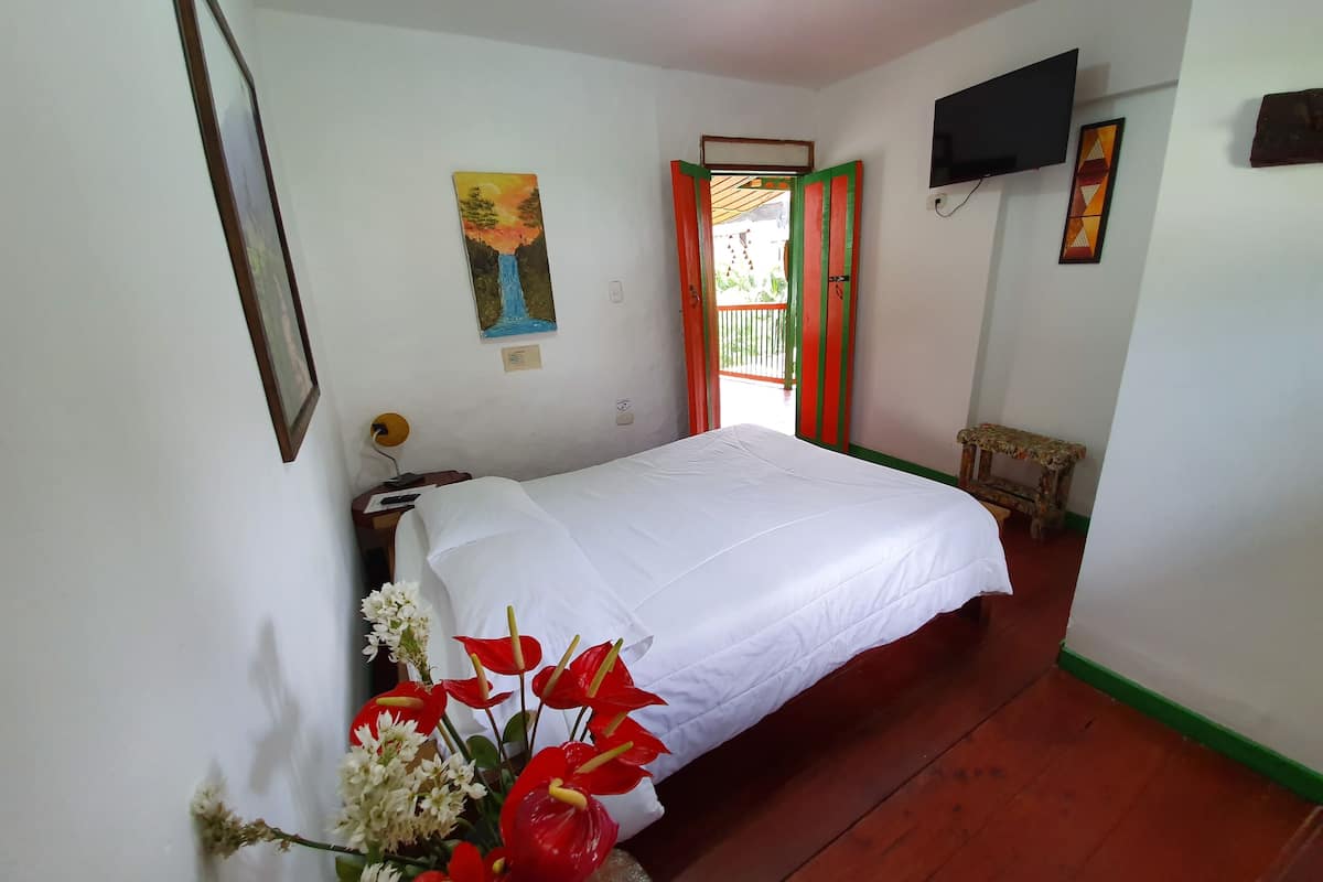 Traditional Double Room, 1 Queen Bed, Private Bathroom, Garden View | Free WiFi, bed sheets