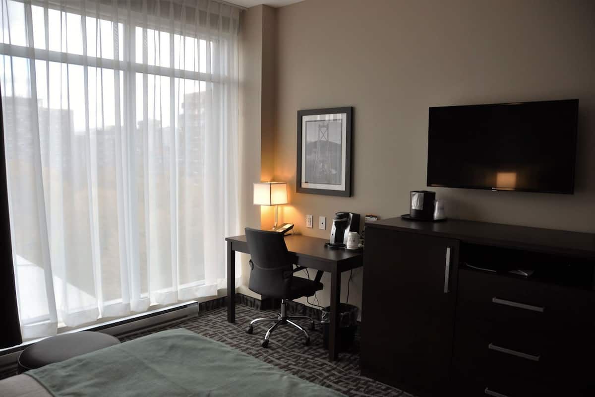 Literie de qualitĂ©, coffre-fort, bureau, systĂšme dâinsonorisation