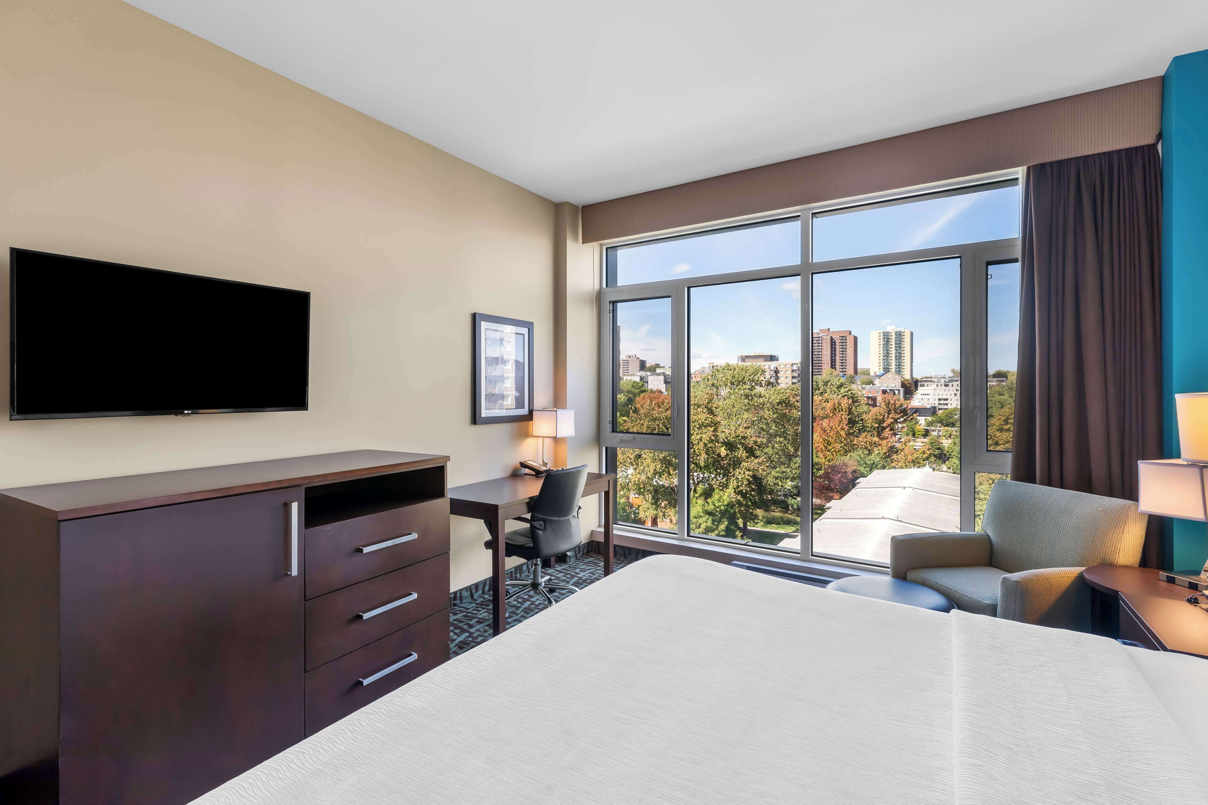 standard room, 1 king bed, non smoking, refrigerator | premium bedding, in-room safe, desk, soundproofing