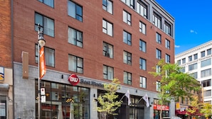 A multi-story building with a 'BW Best Western' sign, a 'P' parking sign, and a 'No Parking' sign.