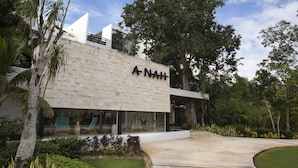 Un edificio moderno con fachada de piedra y el nombre "ANAH" en el frente.
