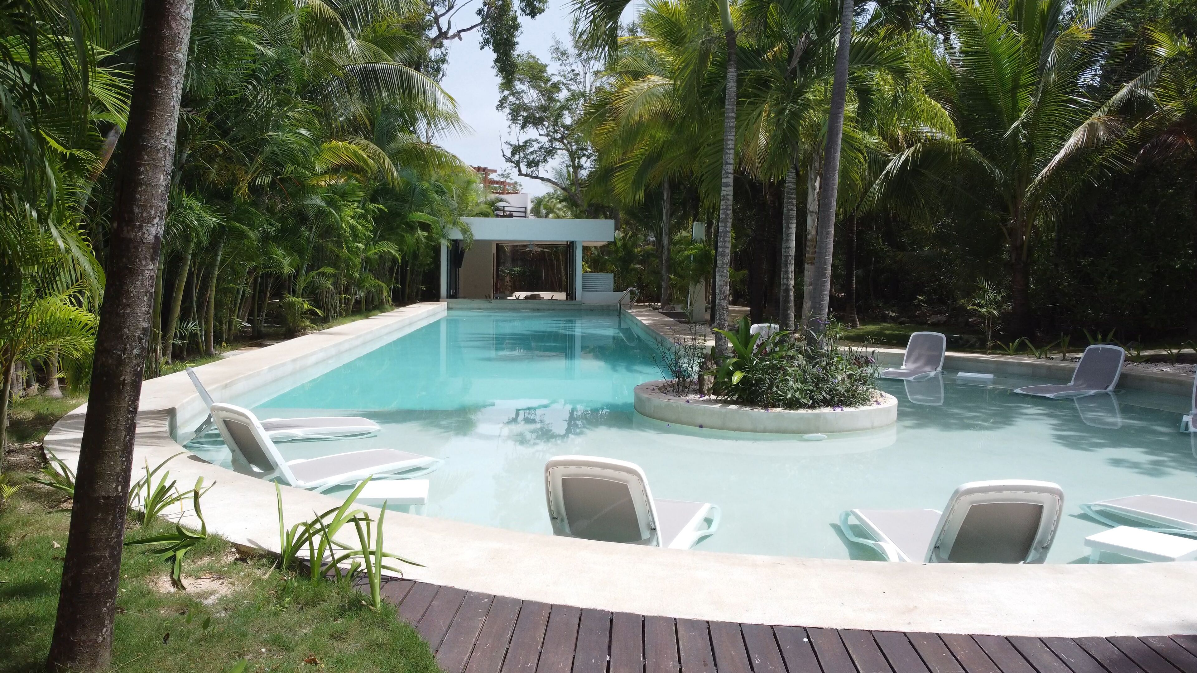 2 outdoor pools, pool umbrellas, pool loungers
