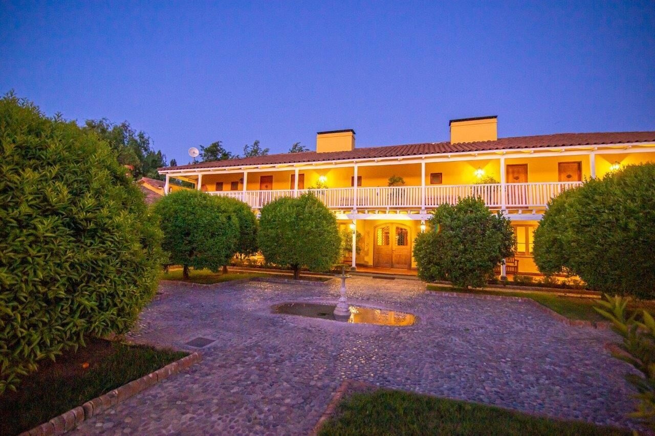 Vista frontal de la propiedad por la tarde o noche