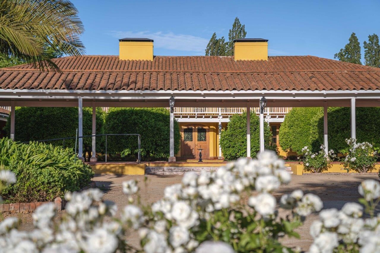 Vista frontal de la propiedad