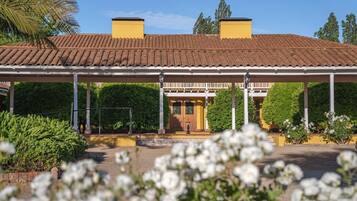 Vista frontal de la propiedad