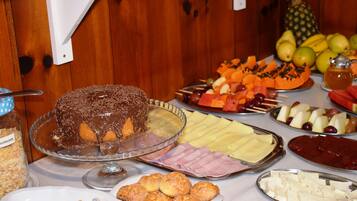 Café da manhã com buffet grátis todos os dias